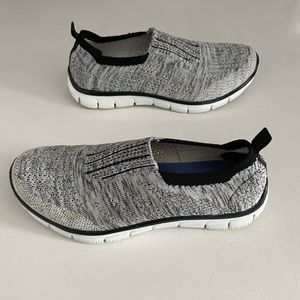 Skechers Memory Foam Sneakers 🖤